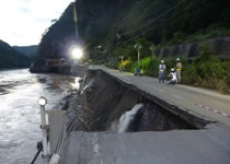 平成23年新潟・福島豪雨 国道49号大牧地区護岸擁壁崩壊調査